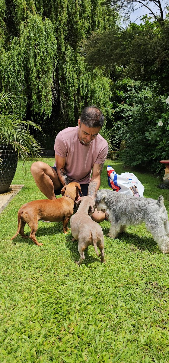 El sr. <a href="/Chino_Recoba20/">Álvaro Recoba</a> y algunas de sus mascotas 🎥 <a href="/HattrickAgencia/">Hattrick Agencia</a>