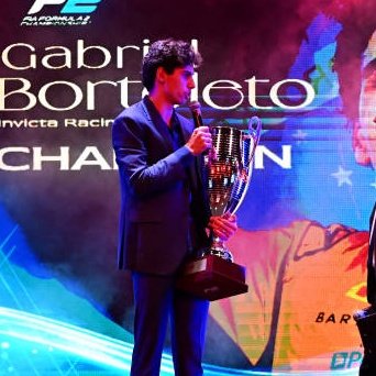 _ilustrali_'s tweet image. eu sinto muito se o país de vocês não tem piloto.... essa é uma dor que eu não sinto