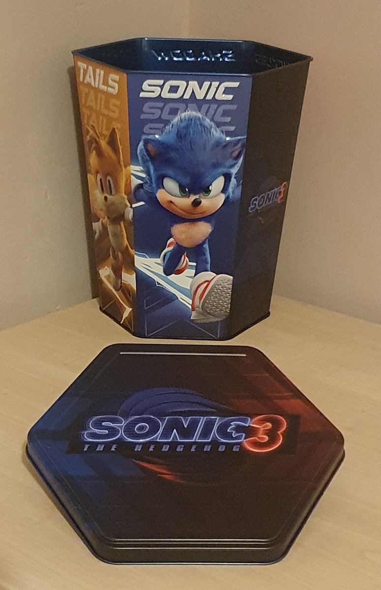 Ben_W_'s tweet image. Loving this Sonic Tin!!! 😀
#SonicMovie3

A six sided collectable featuring: Sonic, Tails, Knuckles &amp;amp; Shadow.
Avaliable @ODEONCinemas

#ODEON 
#AMC
🍿🦍
