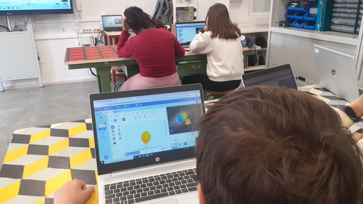 raquelariz16481's tweet photo. En el @IESCARLOSBOUSOO, el Coordinador de Robótica hace una demostración de cómo enseñar/aprender las matemáticas a través de la programación, utilizando como herramienta digital Scratch. 
#CodigoEscuela4_0_Madrid
#IF_CMadrid
 #CTIF_MadridOeste
@MajadahondaAyto https://t.co/L4sdELFMpF