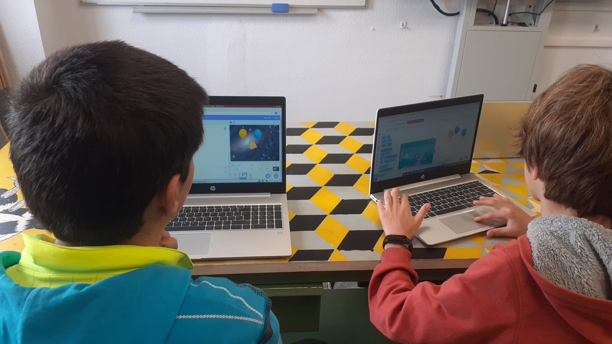 raquelariz16481's tweet photo. En el @IESCARLOSBOUSOO, el Coordinador de Robótica hace una demostración de cómo enseñar/aprender las matemáticas a través de la programación, utilizando como herramienta digital Scratch. 
#CodigoEscuela4_0_Madrid
#IF_CMadrid
 #CTIF_MadridOeste
@MajadahondaAyto https://t.co/L4sdELFMpF