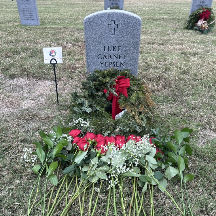 HumbleISD_CMS's tweet photo. Creekwood Student Council had the heartfelt honor of volunteering with Wreaths Across America at the Veterans Memorial Cemetery. It was a touching moment to remember and honor our heroes, including Luke Yepsen, a beloved Creekwood alum. #ColtForLife https://t.co/Ef42txuUiP