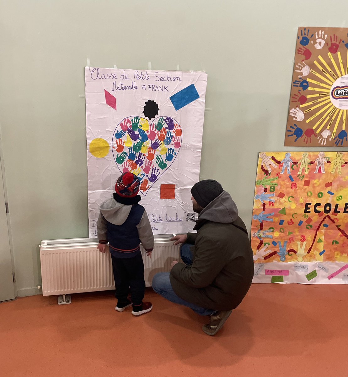 Collège Camille CLAUDEL (@camille91280) on Twitter photo Vernissage de l’exposition école-college #Laicite
Laïcité se transmet dans les deux sens !
Un élève de petite section qui présente à son père son oeuvre 🤩 C’est beau !
<a href="/MarinePillaudin/">Marine Pillaudin</a> <a href="/daacversailles/">@DAACversailles</a> <a href="/gep_artspla/">Arts plastiques de l'académie de Versailles - GEP</a> <a href="/acversailles/">Académie de Versailles</a> <a href="/education_gouv/">Ministère Éducation nationale</a> Vernissage de l’exposition école-college #Laicite
Laïcité se transmet dans les deux sens !
Un élève de petite section qui présente à son père son oeuvre 🤩 C’est beau !
<a href="/MarinePillaudin/">Marine Pillaudin</a> <a href="/daacversailles/">@DAACversailles</a> <a href="/gep_artspla/">Arts plastiques de l'académie de Versailles - GEP</a> <a href="/acversailles/">Académie de Versailles</a> <a href="/education_gouv/">Ministère Éducation nationale</a>