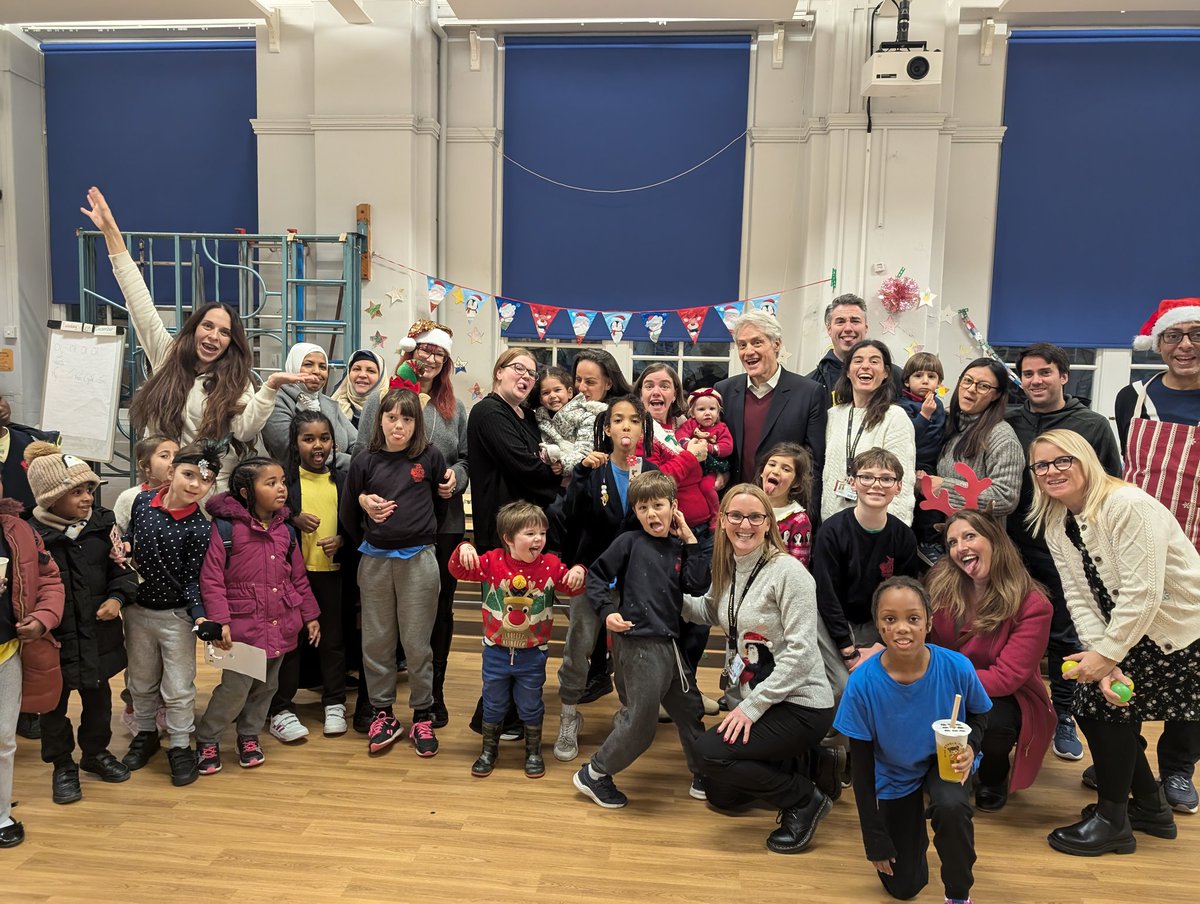 ChelFulhamBen's tweet photo. Lovely to catch up with a merry group of pupils and teachers @ThomassAcademy Christmas Fair. Very good homemade cake! https://t.co/1LeEUtUw9i