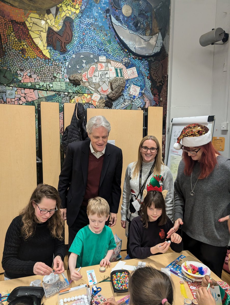 ChelFulhamBen's tweet photo. Lovely to catch up with a merry group of pupils and teachers @ThomassAcademy Christmas Fair. Very good homemade cake! https://t.co/1LeEUtUw9i