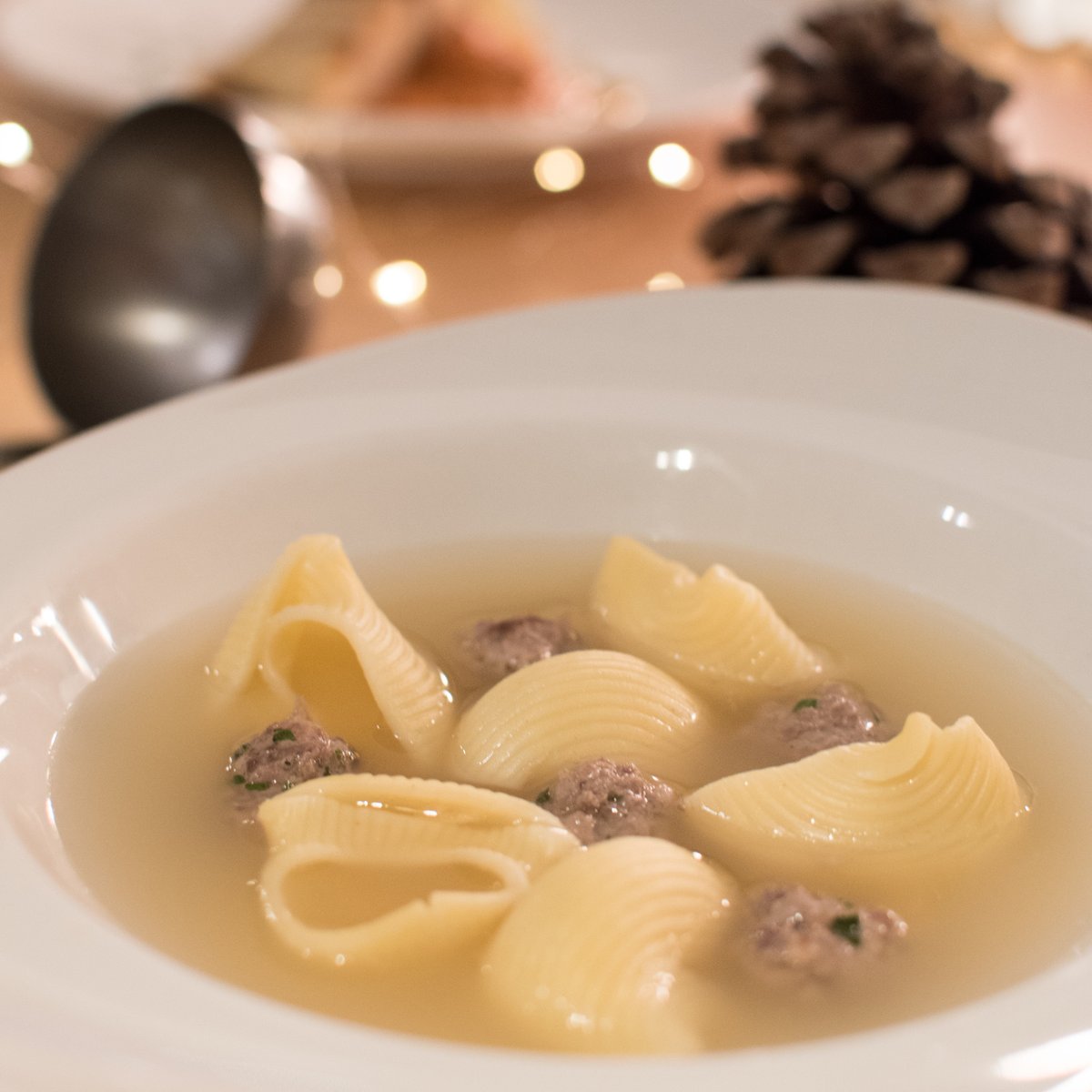 Les nits de desembre són realment especials al Moka. Hi ha una atmosfera màgica que no s'explica amb paraules, només es pot sentir. Amb els nostres menús i bona companyia crea records inoblidables .Fes la teva reserva avui mateix.🌟