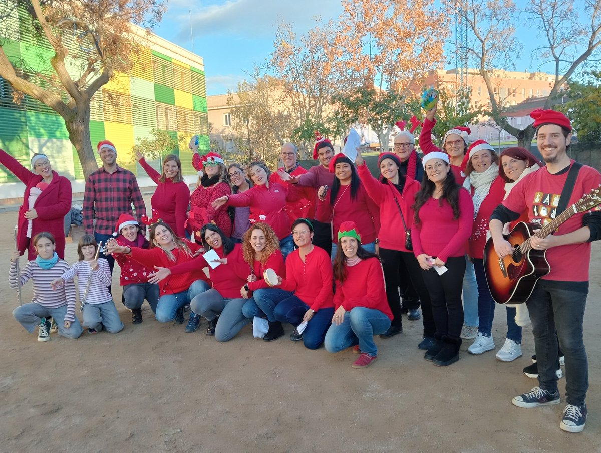 Avui hem celebrat la cantada anual de nadales de famílies pels més petits de l'escola.
💫 Infants de 5è ens han regalat el seu talent musical amb la flauta travessera.
💫Infants de 6è han cantat amb les famílies.
Gràcies famílies🎄
#rubicity <a href="/aliancesmagnet/">Aliances Magnet</a> <a href="/totrubi/">TOT Rubí</a>