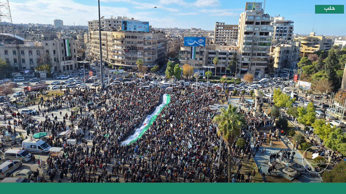 الاحتفالات بالنصر تعم أرجاء المحافظات السورية في أول جمعة بعد سقوط نظام الأسد المجرم 

#إدارة_الشؤون_السياسية 
#سوريا 
#دمشق