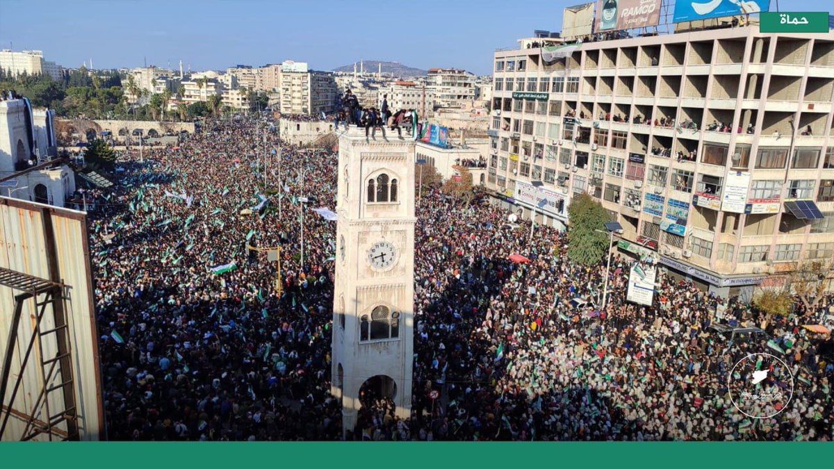 الاحتفالات بالنصر تعم أرجاء المحافظات السورية في أول جمعة بعد سقوط نظام الأسد المجرم 

#إدارة_الشؤون_السياسية 
#سوريا 
#دمشق