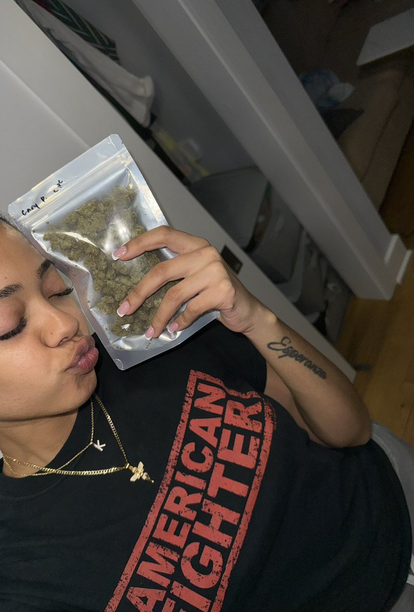 KaatArias's tweet photo. im excited 🙂 finally home from work it’s time to roll up https://t.co/SvnSRf1Yz0