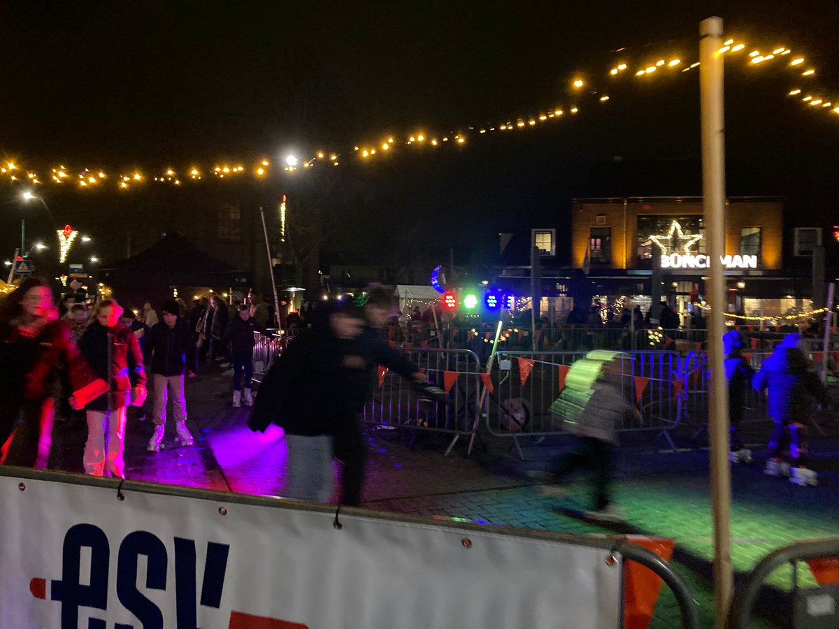 #VoorthuizerKerstmarkt in Voorthuizen; elk jaar weer een succes 🎄🎅. Velen kraampjes en een hoop gezelligheid; ideaal om in de Kerstsfeer te komen. Lokaal Belang-raadslid <a href="/Sjoerd68vanA/">SjoerdvanAmerongen</a>  was erbij. Bedankt voor de organisatie  #OndernemersVerenigingVoorthuizen