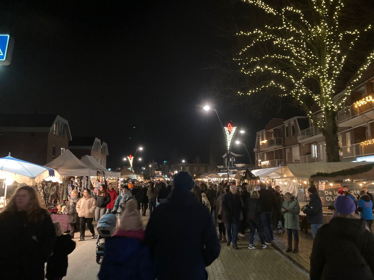 lokaal_belang's tweet photo. #VoorthuizerKerstmarkt in Voorthuizen; elk jaar weer een succes 🎄🎅. Velen kraampjes en een hoop gezelligheid; ideaal om in de Kerstsfeer te komen. Lokaal Belang-raadslid @Sjoerd68vanA  was erbij. Bedankt voor de organisatie  #OndernemersVerenigingVoorthuizen https://t.co/Mmh6Nw6RTu