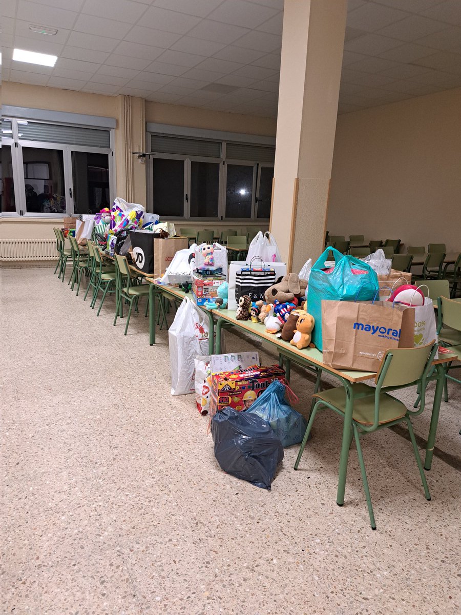 <a href="/PPdeMonforte/">PP de Monforte</a> Tarde solidaria y divertida de recogida de juguetes para los niños de Valencia afectados por la Dana. Excelente iniciativa de los alumnos del IES Río Cabe y La Pinguela de Monforte de Lemos.