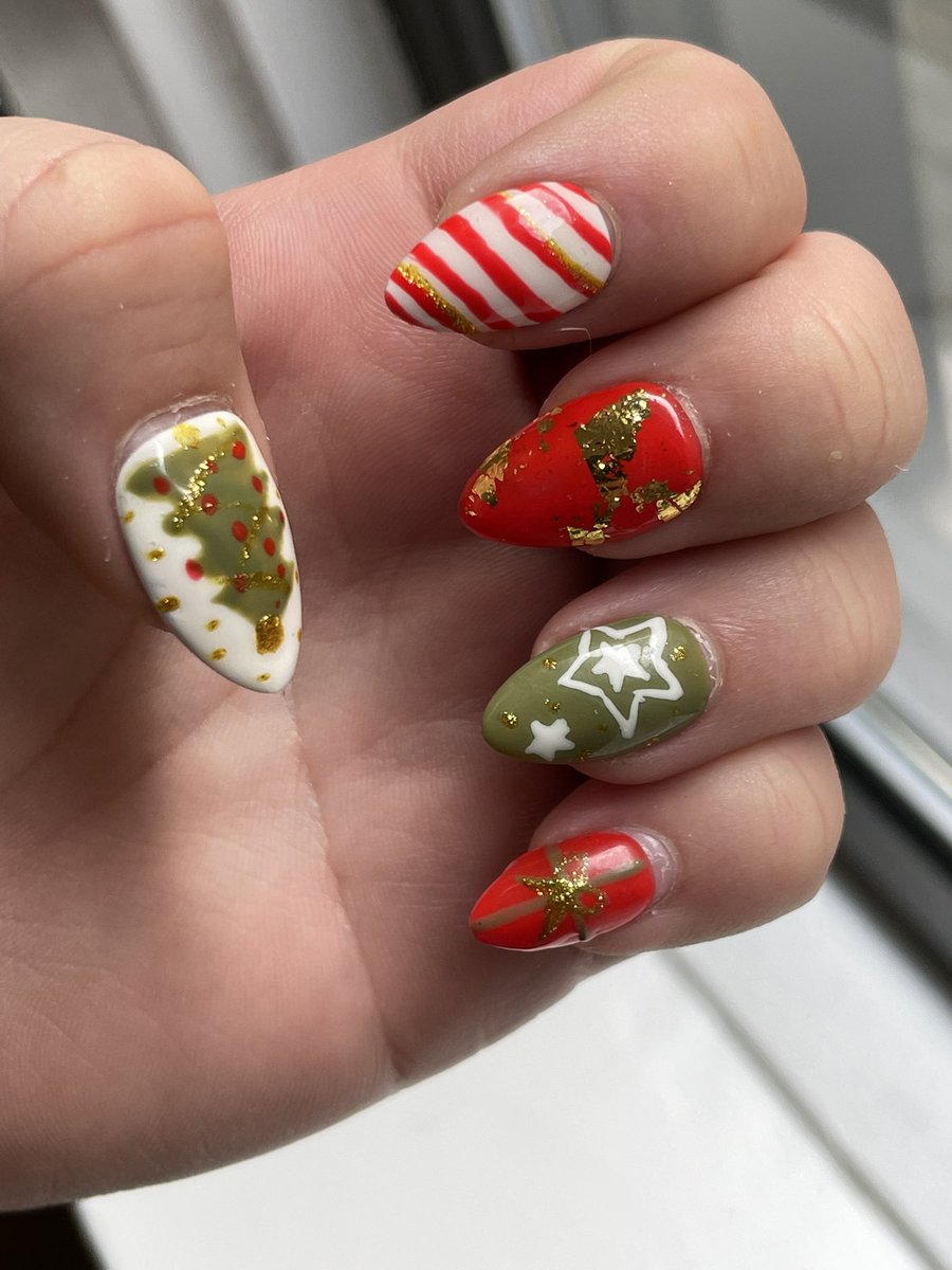 ElvNeedleworks's tweet photo. holiday nails https://t.co/Ho62imRlO2
