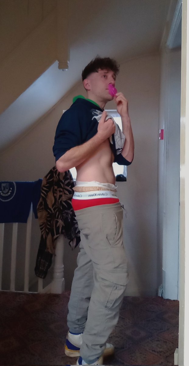 🫣

On blue sky now btw, same handle. 

#diaperboy #sagging #diaper #pacci #binky #bedwetter #nappyboy #nappy #plasticpants #rubberpants #incontinence #incontinent #abdlboy