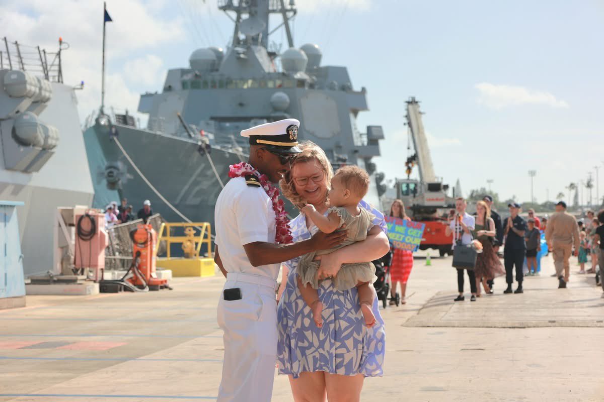 US3rdFleet's tweet photo. ๐บ ๐ Aloha #USSFrankEPetersenJr + #USSMichaelMurphy who returned to @JointBasePHH Dec. 12, after a five-month deployment assigned to the @CVN_72 Carrier Strike Group 3 โ๏ธ
๐ Read more: https://t.co/7c8NBRRk39
๐ธ by: Ens. Paula Hackbart + MC2 Victoria Armstrong
@USPacificFleet https://t.co/oPWNpdVbWA