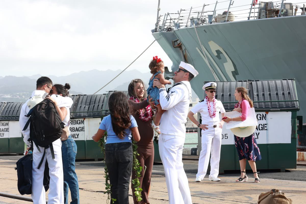 US3rdFleet's tweet photo. ๐บ ๐ Aloha #USSFrankEPetersenJr + #USSMichaelMurphy who returned to @JointBasePHH Dec. 12, after a five-month deployment assigned to the @CVN_72 Carrier Strike Group 3 โ๏ธ
๐ Read more: https://t.co/7c8NBRRk39
๐ธ by: Ens. Paula Hackbart + MC2 Victoria Armstrong
@USPacificFleet https://t.co/oPWNpdVbWA