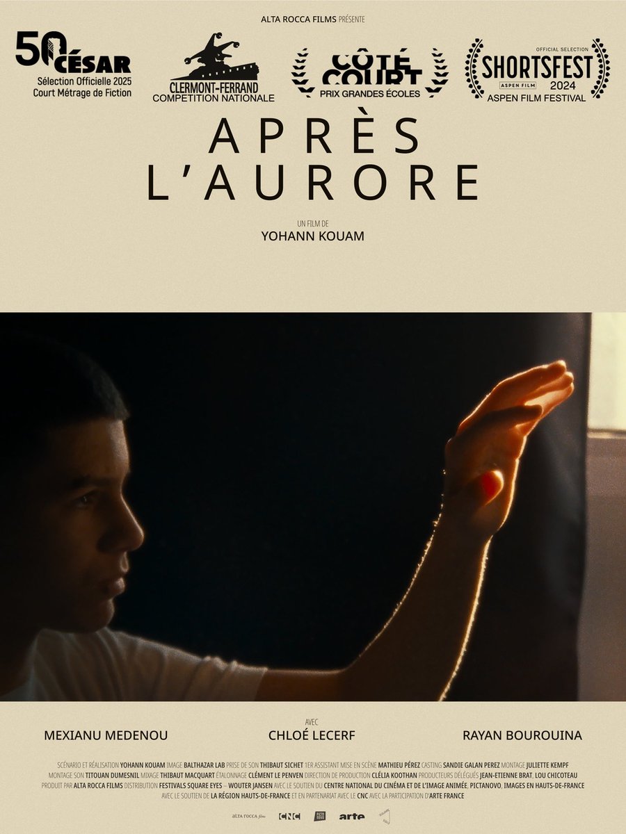 🏙️ 𝐀𝐏𝐑𝐄𝐒 𝐋'𝐀𝐔𝐑𝐎𝐑𝐄 de #YohannKouam.
Un regard inédit sur la banlieue et des histoires de vie à la fois singulières et sensorielles.

Présélectionné au César du Meilleur Court Métrage de Fiction 2025▶️ visionnage.academie-cinema.org/cou.../apres-l…  

#Cesar2025 @Les_Cesar