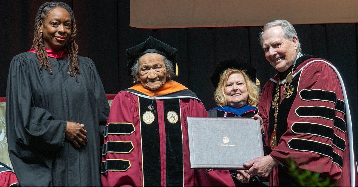 Calling all RIC alumni! 🌟 Submit your nominations for our 2025 honorary degree recipient by Jan. 15, 2025. Celebrate those making a difference! Details: our.ric.edu/department-dir… #RICAlumni #HonoraryDegree