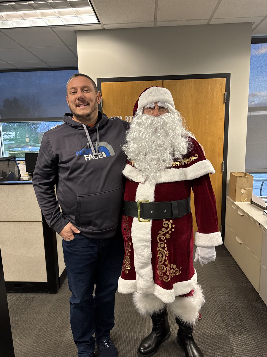 LTLServiceInc's tweet photo. Santa stopped in on his way to the North Pole, checking on our staff and drivers. All are on the nice list ✔️ He made a few safety checks to his sleigh flew north! 🎅 https://t.co/IdZvwSK6Dq