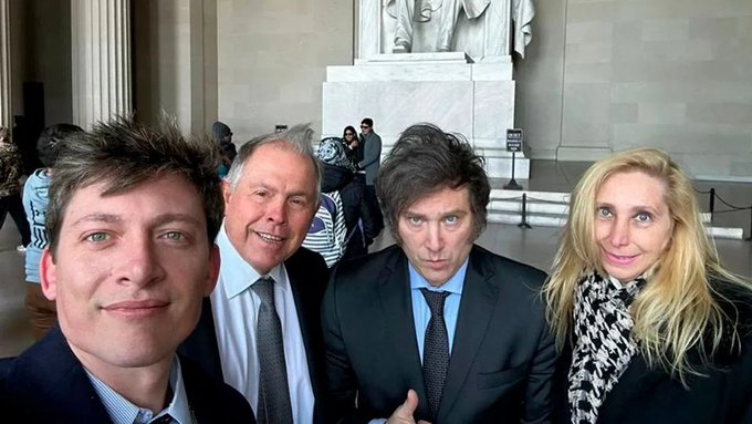 TraductorTeAma's tweet photo. Martín Peiretti es un operador kuka lamentable que fue conocido por acusar falsamente a @ASB2509 y tener que pedirle disculpas públicamente donde quedo expuesto que 20 años de kirchnerismo no lo sacaron de la miseria en la que habíta.
Ahora sube una foto editada de Caputo y Karina con el "senador Kukueider".
Sus edits son tan lamentables como la inmundicia de su realidad; la foto original es la de la derecha con el Canciller Werthein