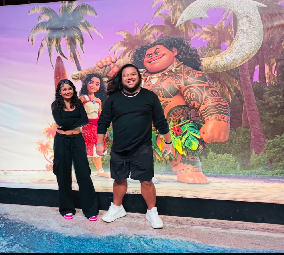 Ir a Disney Spring a encontrarnos con buenos amigos, y que al sacar la foto digan: Igualitooooos 🤣🤣🤣🤣