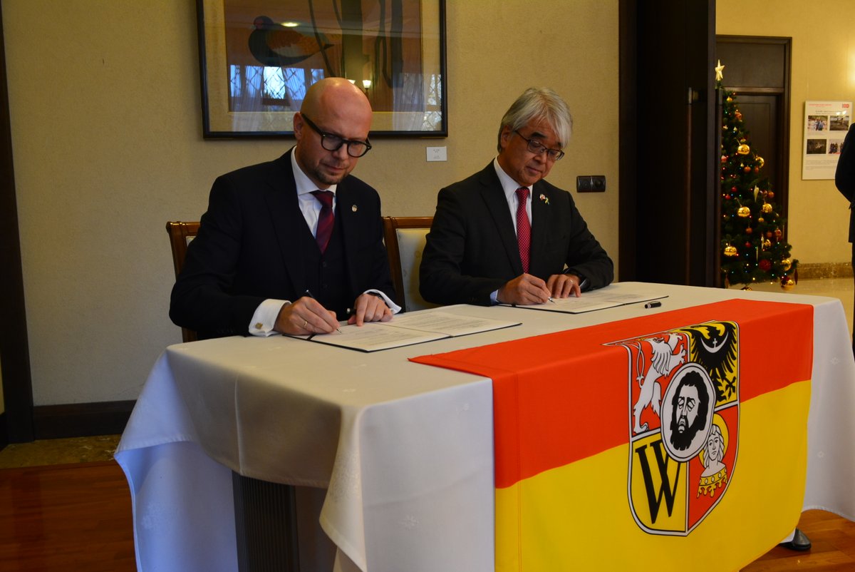 "From the People of Japan" to The People of Wrocław 🇯🇵🇵🇱

Jakiś czas temu, wspólnie z Panem Ambasadorem Japonii zainicjowaliśmy pomysł wymiernej pomocy dla naszych młodych mieszkańców (tych najbardziej potrzebujących). Jestem niezwykle dumny i wdzięczny z uwagi na fakt, że
