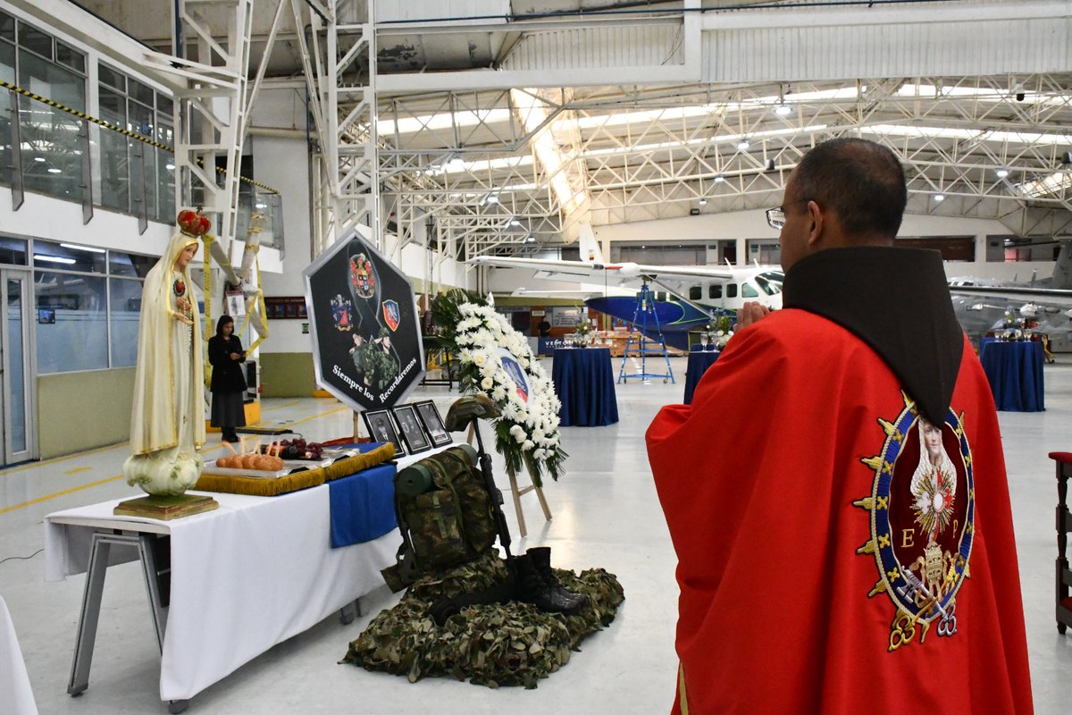 Ejercito_Davaa's tweet photo. #SiempreFirmes | 12 años de compromiso y excelencia: el Batallón de Mantenimiento de Aviones N.° 1 sigue siendo el pilar que mantiene en vuelo a la Aviación del @COL_EJERCITO.
Los Caballeros de la Virgen, concelebraron una eucarístia de acción de gracias.

¡Feliz Aniversario! https://t.co/v0IhmBP4AT