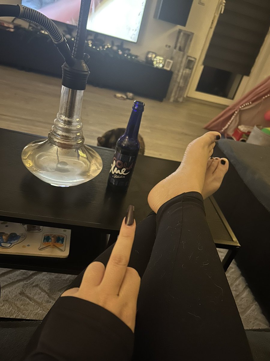 So du kleiner looser … ich genieß jetzt meinen Feierabend … mach dich nützlich und versüß ihn mir ein wenig 😈💸