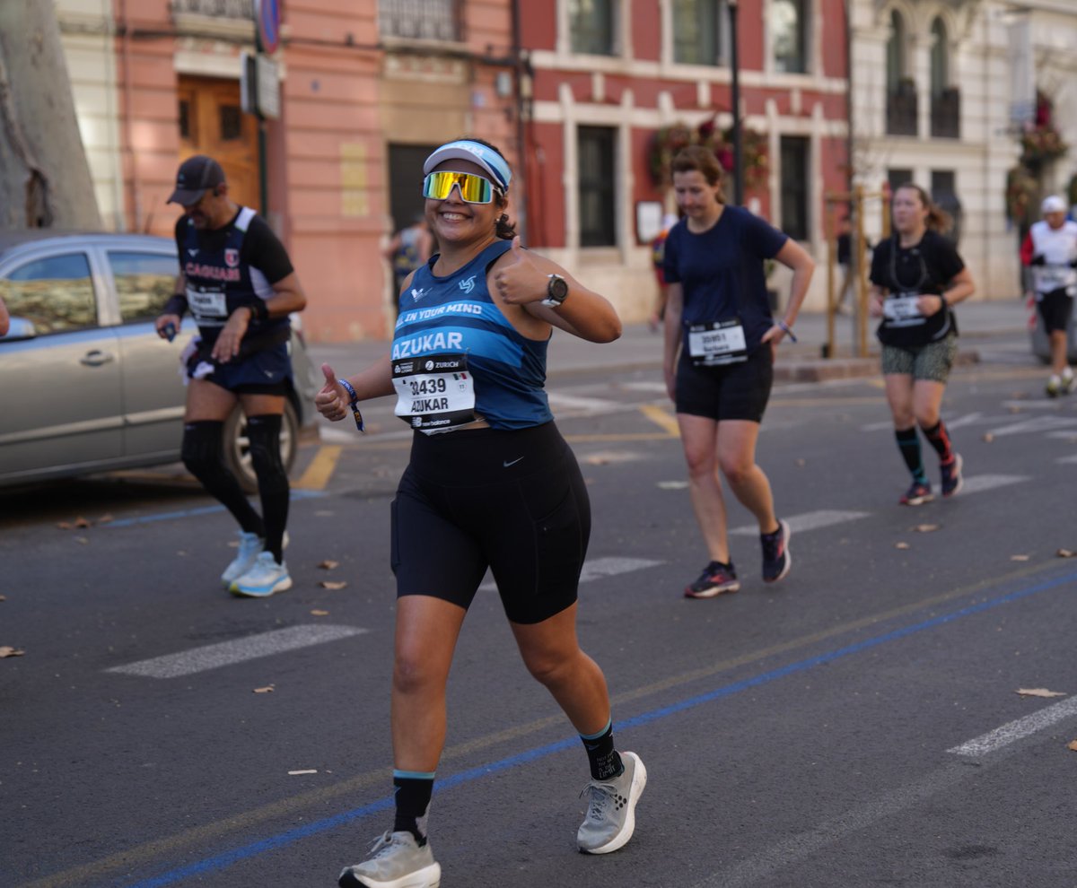 Empezar a correr fue de las mejores decisiones de mi vida, pero ser maratonista eso si no me lo esperaba, que valientes somos con tan solo plantearnos la idea 💙
#YoElegiCorrer #EntreRunners #MaratonValencia #AmoCorrer