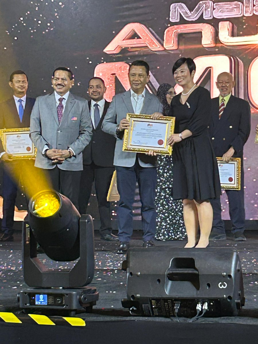 wee_sharon's tweet photo. It’s truly an honor to still be part of Malaysian squash &amp; sport success.
As Vice President, I received on behalf of @squashmalaysia the Best Sport Association Award. Big win for squash in the OCM Award Night with Eain Yow and Sangari won Olympian 2022. https://t.co/QCp40oEERk