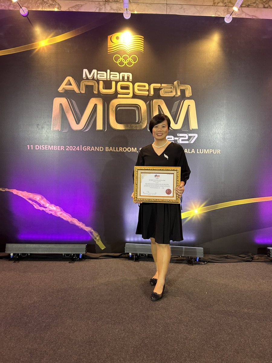 wee_sharon's tweet photo. It’s truly an honor to still be part of Malaysian squash &amp; sport success.
As Vice President, I received on behalf of @squashmalaysia the Best Sport Association Award. Big win for squash in the OCM Award Night with Eain Yow and Sangari won Olympian 2022. https://t.co/QCp40oEERk