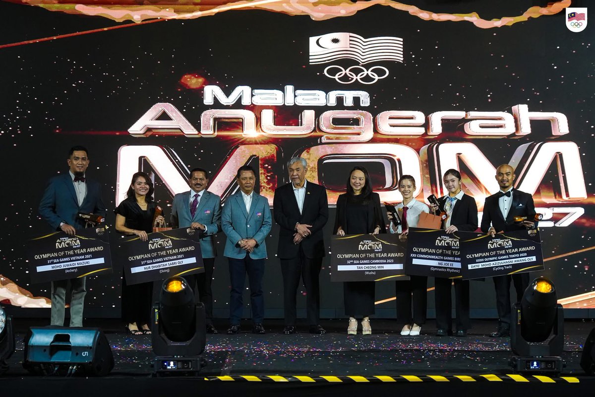 wee_sharon's tweet photo. It’s truly an honor to still be part of Malaysian squash &amp; sport success.
As Vice President, I received on behalf of @squashmalaysia the Best Sport Association Award. Big win for squash in the OCM Award Night with Eain Yow and Sangari won Olympian 2022. https://t.co/QCp40oEERk
