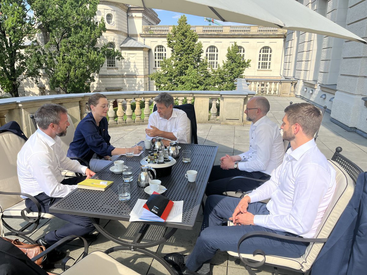 Ein kalter Winter – aber die Wärmewende geht vorwärts:
Das 🇩🇪 @BMWK hat diese Woche einen Kooperationsvertrag mit der Botschaft und 🇩🇰<a href="/Energistyr/">Energistyrelsen</a> für die nächsten 4 Jahre vereinbart.

Warum ist das gut? 👇
(1/3) 🧵