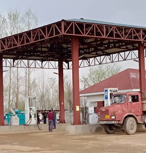 bilaldar22's tweet photo. Petrol pump license in Sopore revoked over violations;immediate closure ordered

Authorities have ordered the immediate closure of Gul Motors, a DC Point petrolpump in Warpora, Sopore, following persistent complaintsand reports of violations of standard operating procedures(SOPs) https://t.co/8nNlKeK0FL
