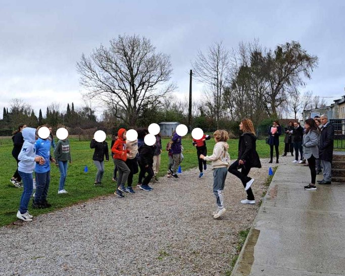 Merci à S. Masson de l'école de Sorèze (81) pour nous avoir partagé sa mise en oeuvre des 30' d'APQ. Suite à notre formation, elle s'est appropriée les situations pour les adapter aux besoins de ses élèves. Indispensable, cette séance a convaincu tous les inspecteurs présents!
