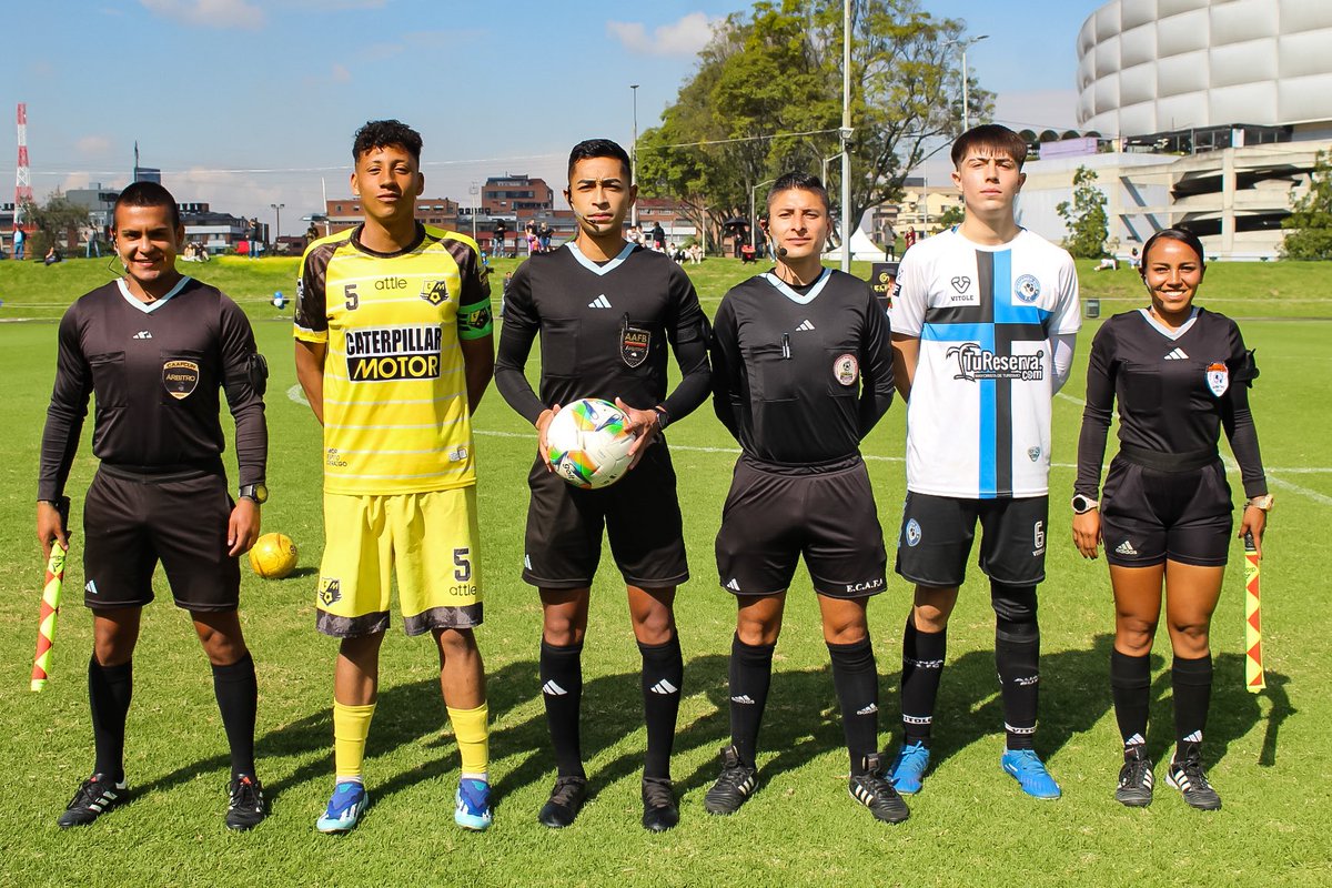¡Registro fotográfico! 📸

Así se vivió la gran final U-20 en el Campincito. 
Campeón🥇: Caterpillar Motor 
Sub Campeón🥈: Alianza Sur 
 
#LigaBogotá
#𝓑𝓸𝓰𝓸𝓽á𝓢𝓸𝓶𝓸𝓼𝓣𝓸𝓭𝓸𝓼 💛❤️