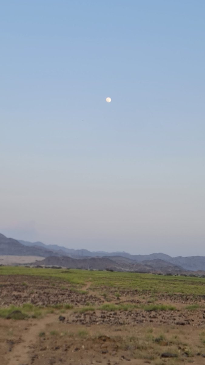 التقاطة غروب الشمس ليلة قمر
تشرح الخاطر اللي مولعٍ  بالسهر