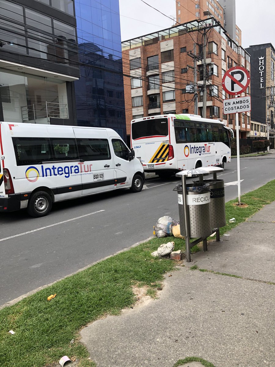 aduquephoto's tweet photo. La empresa de transporte integratour se adueñó de esta cuadra en el barrio quinta paredes, todos los días mal parqueados, hacen lo que se les da la gana y @SectorMovilidad nunca aparece. @malparqueada @malparquea2_  @Bogota @teusaquillo13 @TransitoPolicia https://t.co/wSJ2Rmt1YW
