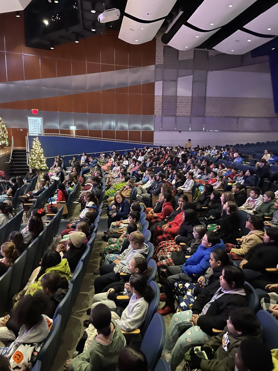 HodumLMS's tweet photo. Happy to host some of our MPS elementary schools at our winter extravaganza today featuring our band, orchestra, choir and art exhibits. Welcome to Lincoln future Leopards! @MeridenK12 #spoton #brightspot https://t.co/0ju0LhSBEg