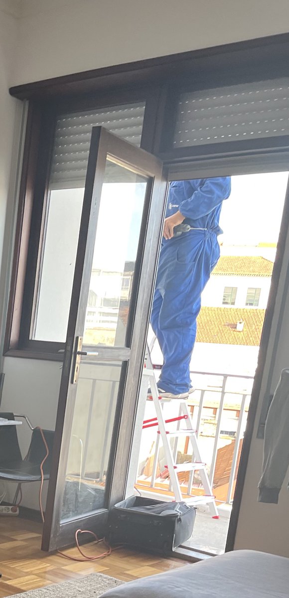 será que este homem vai cair da minha varanda do 5° andar? 
para votar sim ou sim marque 91145215