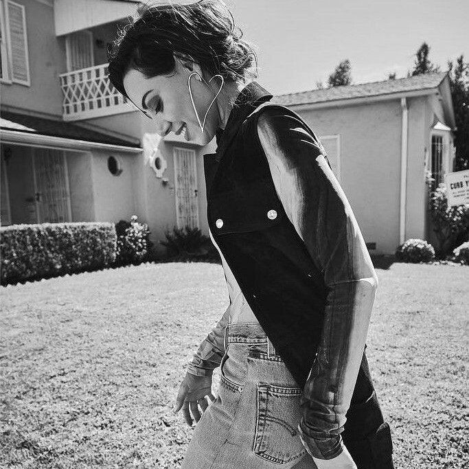 greatwarsenal's tweet image. you ain&apos;t the ruler of no country - #agathario au

Num momento de decadência da monarquia, Agatha está prestes a ser coroada quando uma surpresa vem à tona: ela só pode se tornar rainha se for casada. Rio odeia a realeza e principalmente os Harkness, mas precisa do dinheiro.