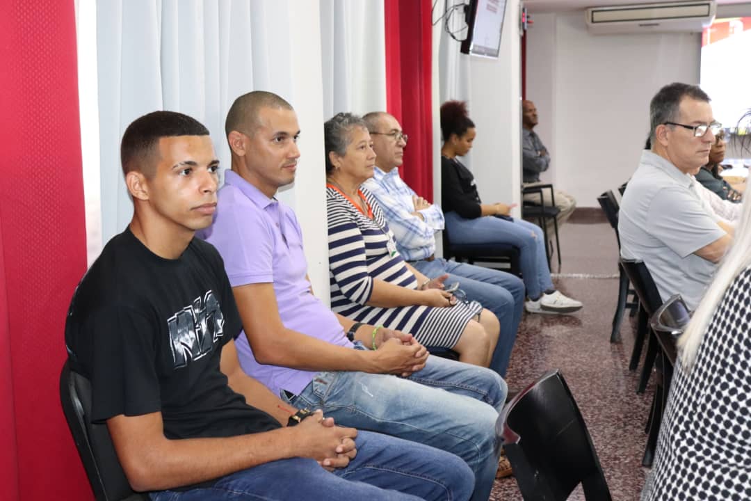 🔴 #AHORA un momento de altura en la sede del <a href="/Minjus_Cuba/">Ministerio de Justicia de la República de Cuba</a> ‼️

Un encuentro de generaciones en el que contamos con la presencia del  piloto de guerra, general de brigada Arnaldo Tamayo Méndez.

🇨🇺| Nuestro primer cosmonauta cubano, de América Latina y del Tercer Mundo 

#Cuba 
🔗