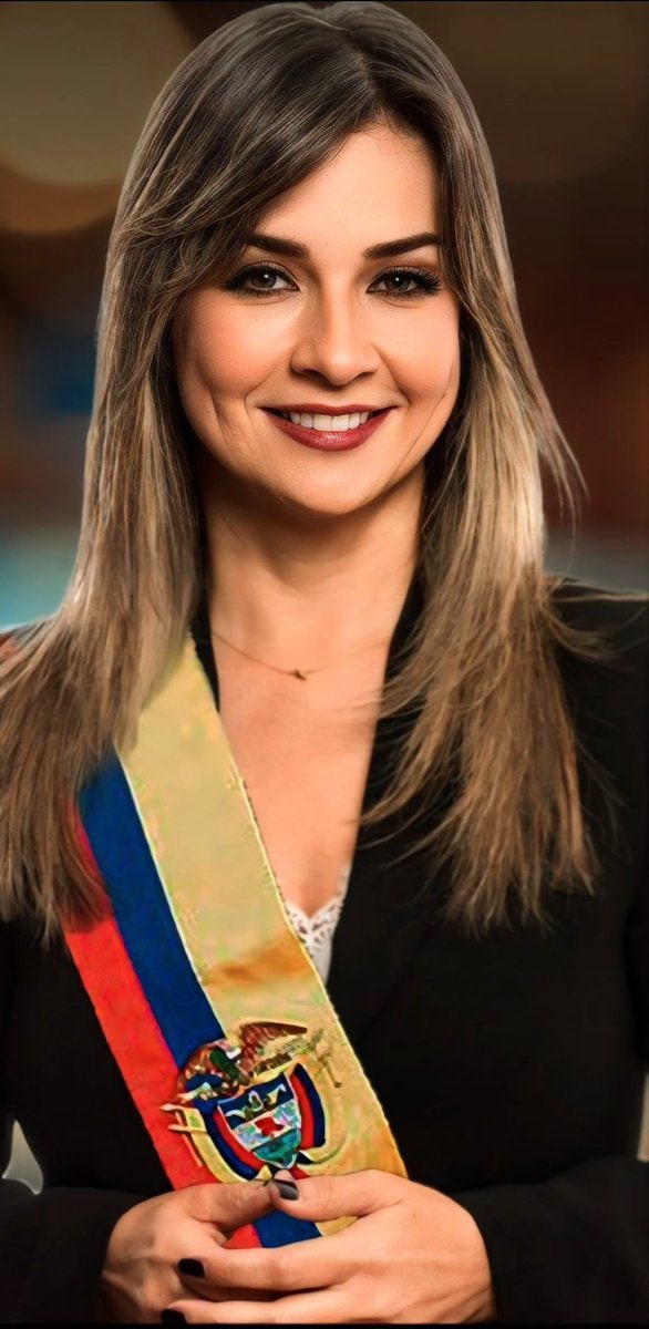 jarizabaletaf's tweet photo. -Anti ayer “YoVotoPorVicky” tendencia número uno en Colombia
-Ayer la recibe el Atanasio Girardot de manera apoteósica
-Hoy, lidera las encuestas presidenciales
El fenómeno Vicky es imparable
Yo ya me subí al bus de la Victoria, ¿y usted? https://t.co/wUhmkoc5hH