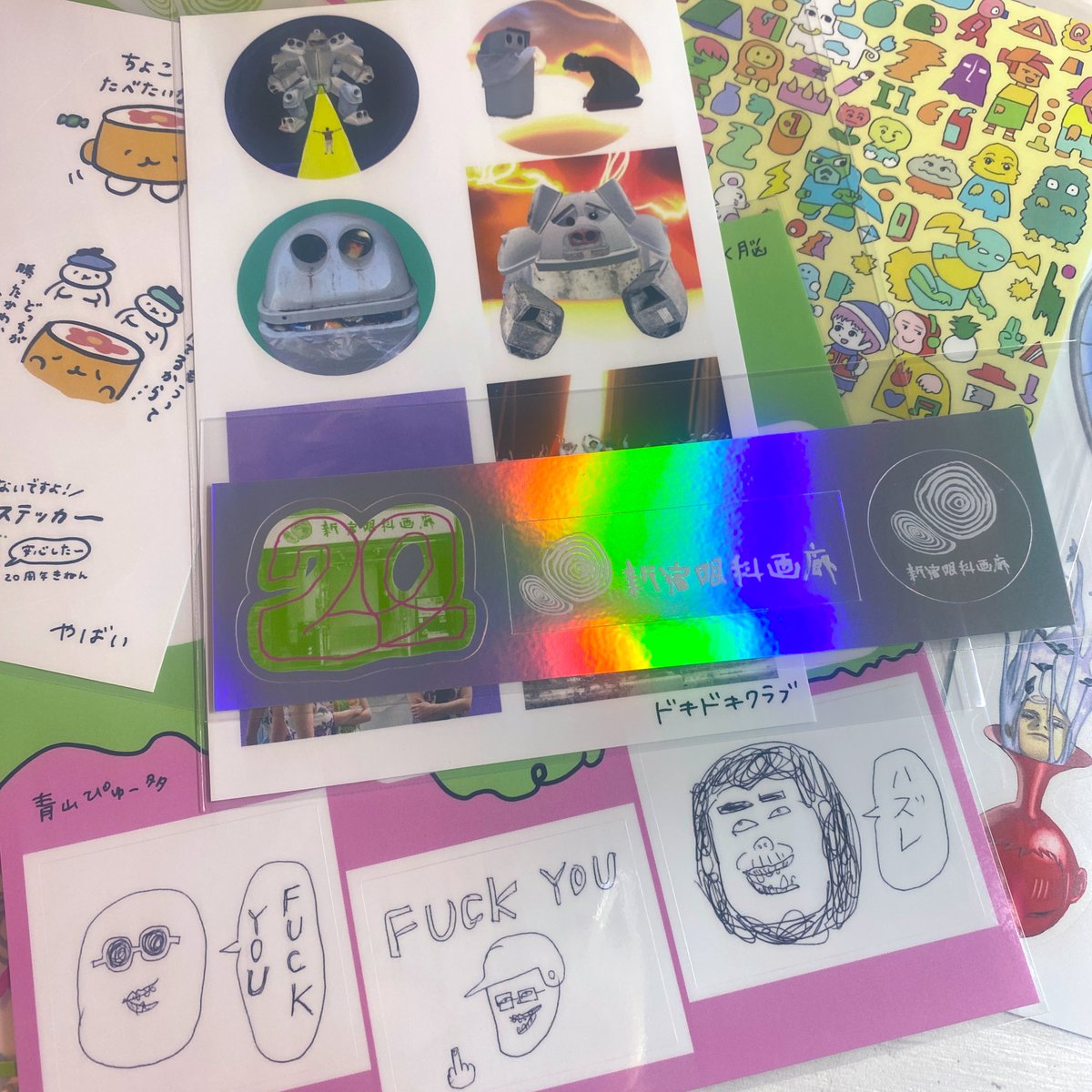 新宿眼科画廊さん( @gankagarou )より20周年記念豪華ステッカーセットを
頂きました…!ありがとうございます♡
20名のアーティストによる描き下ろし作品がそのままシールになって
特製ファイルつき!すごい幸福感.ᐟ.ᐟ 
