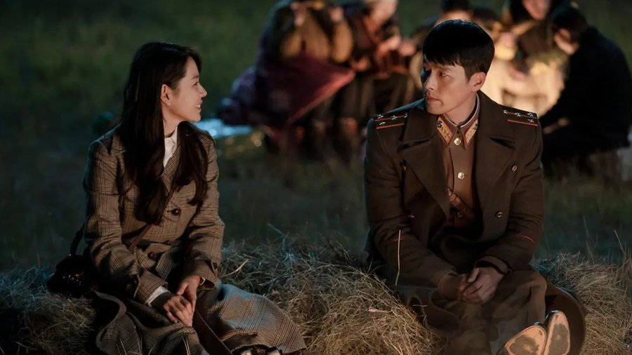 KDramaHandle's tweet image. #HyunBin and #SonYeJin's tvN drama #CrashLandingOnYou released 5 years ago today.

Happy 5th Anniversary.  🎉 🎉