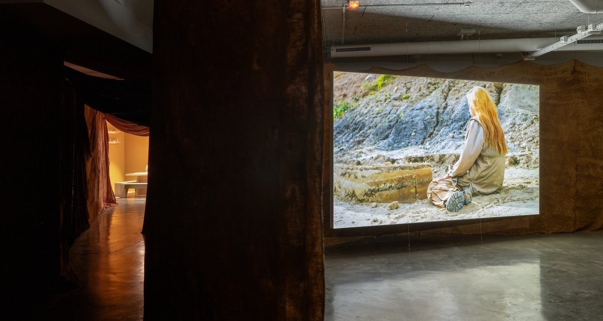 Au long d’une installation immersive, l’exposition de Egle Budvytyte au <a href="/FracIdF/">Frac Île-de-France</a>  présente un nveau film de l’artiste où la multitude et la porosité des identités dépassent le corps pour innerver la terre. #eglebudvytyte <a href="/FranceLituanie/">France en Lituanie 🇫🇷🇪🇺</a> <a href="/SaisonLituanie/">Saison de la Lituanie en France 2024</a> 

slash-paris.com/articles/egle-…