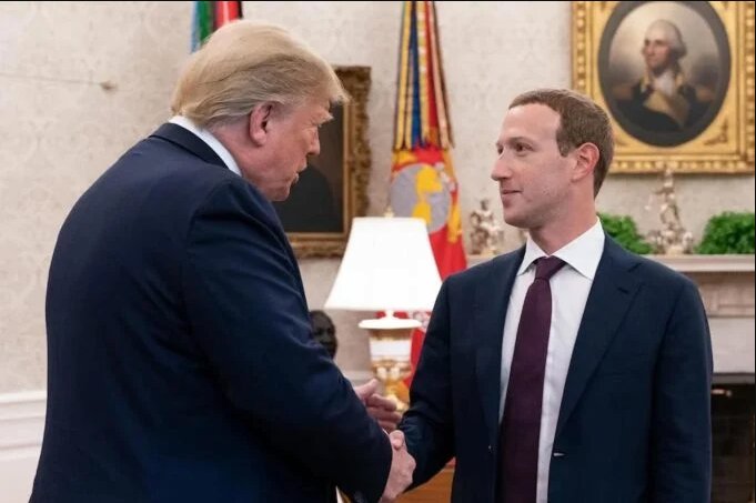 GlynnWilson1's tweet photo. Why Tech Billionaires Feel the Need to Kiss the New King-Dictator’s Ring https://t.co/Ac80SEFujM https://t.co/qdyFZSt7mt