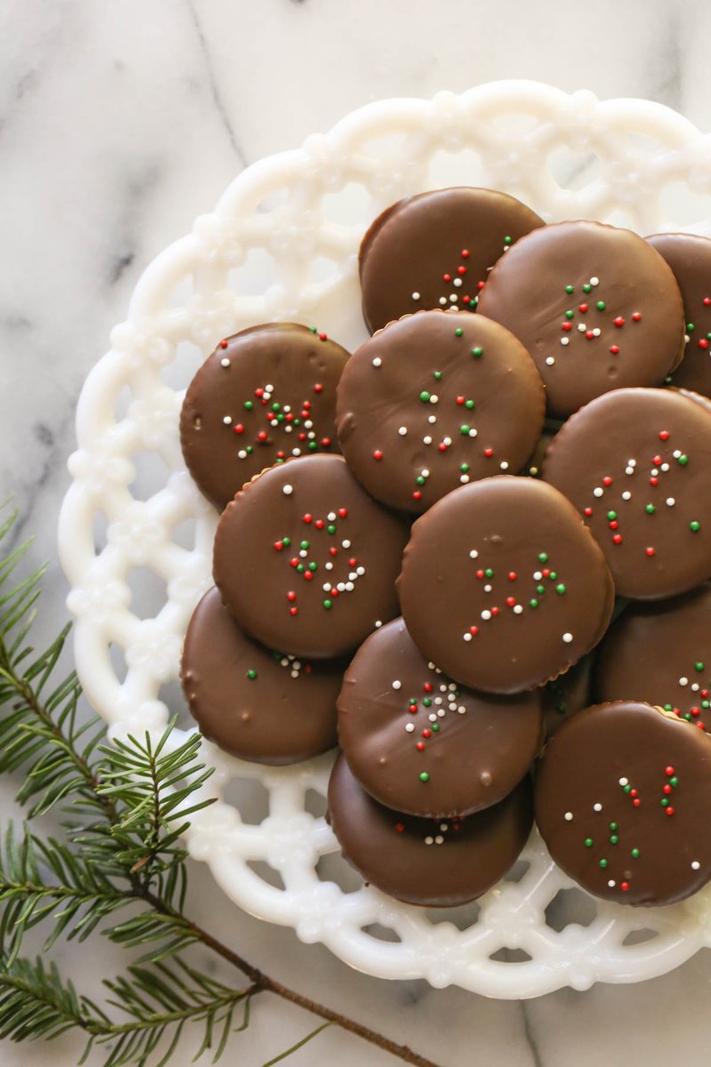 LuvlyLilKitchen's tweet photo. These Copycat Thin Mints taste just like the real thing, and maybe even better... So simple to make and no baking required.
https://t.co/dRk5a14Ert https://t.co/WQVMLouTT0