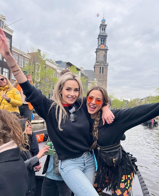 anis_flor's tweet photo. Swimming on the water with friends, the breeze blowing, the laughter overflowing. Every trip is more memorable because of these special people, and simple happiness is the most precious memory. 🎉🛶 #goodtime #friendshippower #travelmoments https://t.co/o9AOunUXca